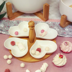 WOODEN BASE WITH WHITE BOWLS HEART